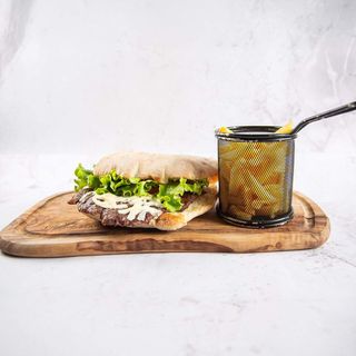 Cheeseburger sa pomfritom + Coca-Cola 0.5l