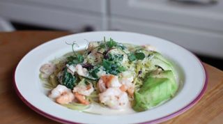 Спагетти с креветками и авокадо