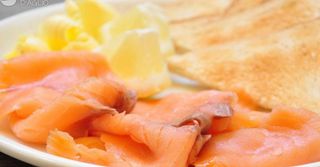 Salmone affumicato con burro e crostini