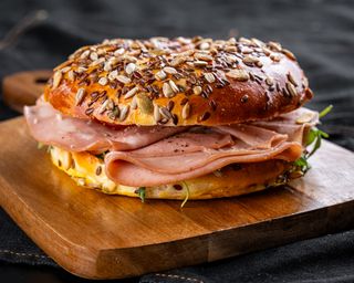 Bagel cu Mortadella si Pesto