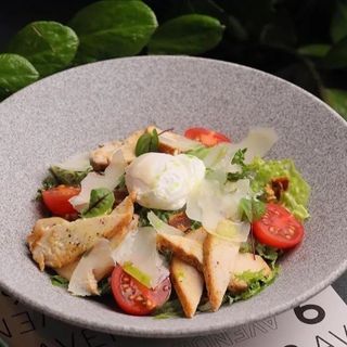 Салат з куркою та яйцем пашот