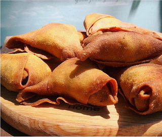Samosa con pollo (2 pz)