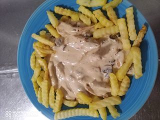 Пилешки късчета с топено сирене,гъби,сос сирена и картофки