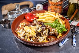 Carne la garniță alergată cu ouă și cartofi prăjiți