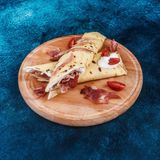 Slana palačinka sa pečenicom, kačkavaljem i namazom