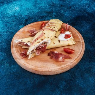 Slana palačinka sa pečenicom, kačkavaljem i namazom