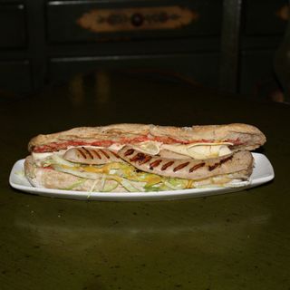 Bocadillo De Salchicha Thuringer