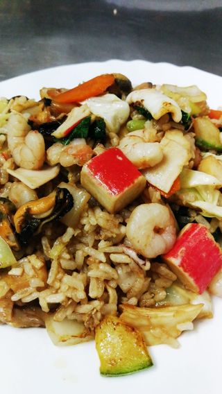 Pržena riža sa plodovima mora