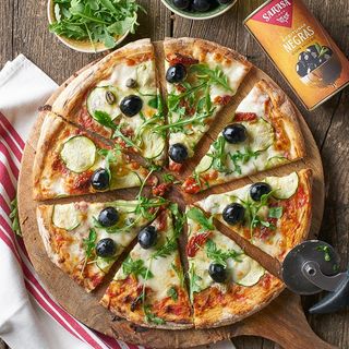 Pizza jamón dulce cebollas bacon y huevo