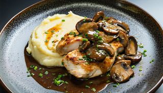 Piept de pui cu piure de cartofi și sos de hribi cu trufe