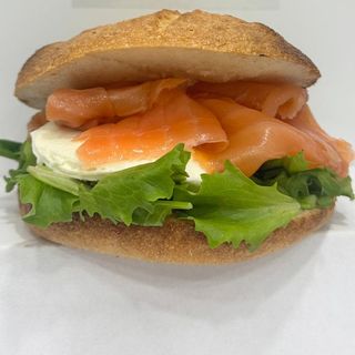 PANINO CON SALMONE, INSALATA, MOZZARELLA 