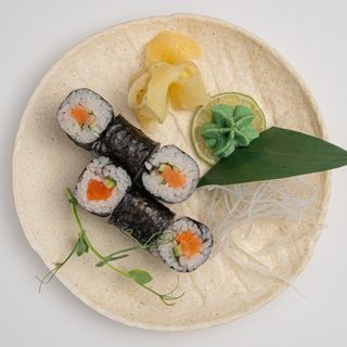 Мини ролл с семгой и огурцом