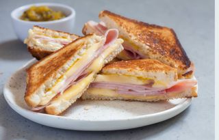 Sándwich caliente pavo y queso