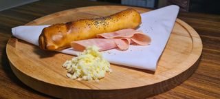 Rulou cu șuncă și mozzarella 