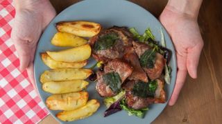 Saltimbocca alla Romana cu cartofi la cuptor