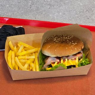 Чизбургер и картофель фри/ Cheeseburger & Fries