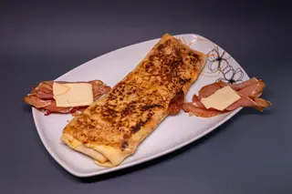Palačinka sa pršutom i topljenim sirom