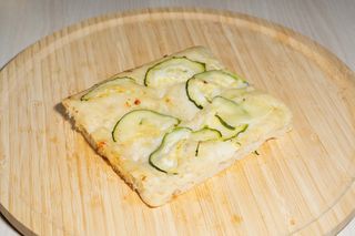 Focaccia cu zucchini si usturoi