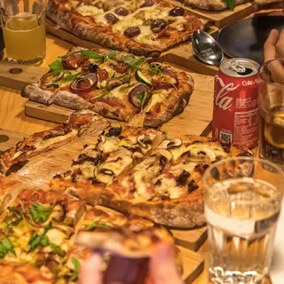 2 Pizzas + 2 Bebidas