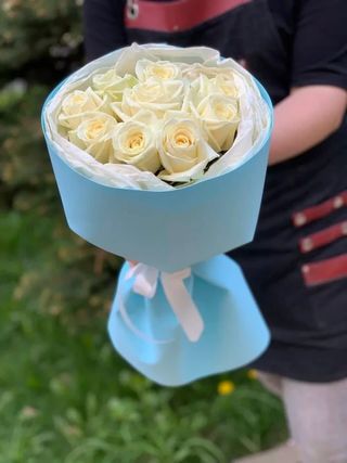 Buchet din 9 trandafiri albe