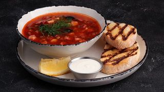 Солянка з копченостями та яловичим язиком (330/15/30/40 г)