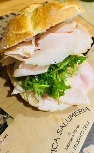 Panino con petto di tacchino, grana, rucola e olio EVO