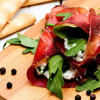 Bresaola, fiordilatte, verdure grigliate