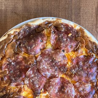 Tarta chorizo - salami z sałatką z sosem winegret
