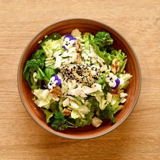 Зеленый салат с томатами и фермерской фетой