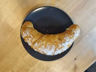 Домашна Козуначена Кифла с шипков мармалад 120гр.