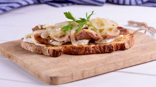Tosta de secreto ibérico con cebolla caramelizada