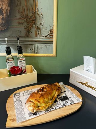 Calzone salam picant și gorgonzola