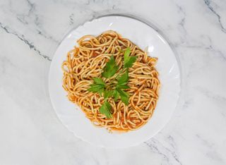 Paste cu sos rosu si ierburi aromatice