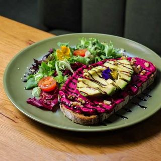 Tosta de Hummus Beterraba e Abacate