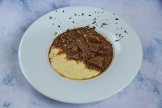 Juneći gulaš sa pire krompirom