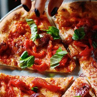 Піца з печеним перцем та карамелізованою цибулею