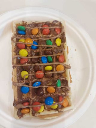 Wafa cu Nutela și bomboane