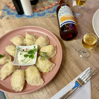 Pierogi ruskie z kwaśną śmietaną 10szt
