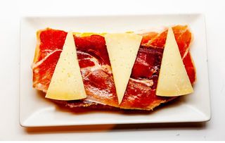 Tostada Con Jamón Serrano Con Tomate Y Queso Idiazabal