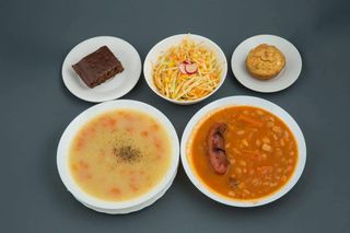 Čorbast pasulj sa rebrima i kobasicom komplet obrok