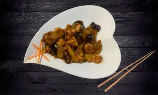 36. Gambas con bambú y setas chinas