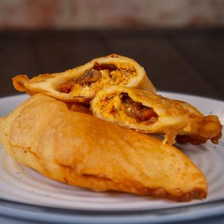 Empanada de cazón con plátano maduro macho
