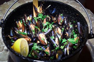 Midii la ceaun în vin alb