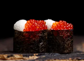 Гункан лососева ікра та крем сир (1шт/40г)