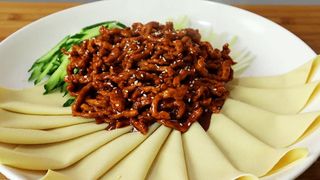 Maiale con salsa pechinese 京酱肉丝