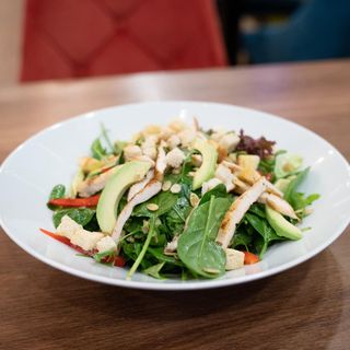 Salata de pui cu avocado si crutoane