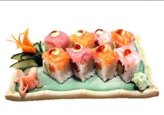 Salmón, toro, atún, aguacate y queso 