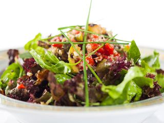 Микс салати с киноа и печени зеленчуци (300г)