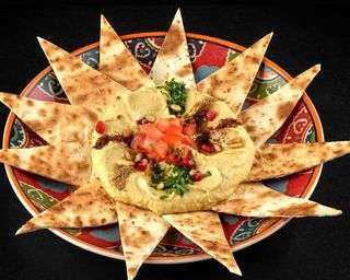 Hummus cu muguri de pin