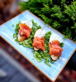 Bruschete cu somon fumee si crema de branza